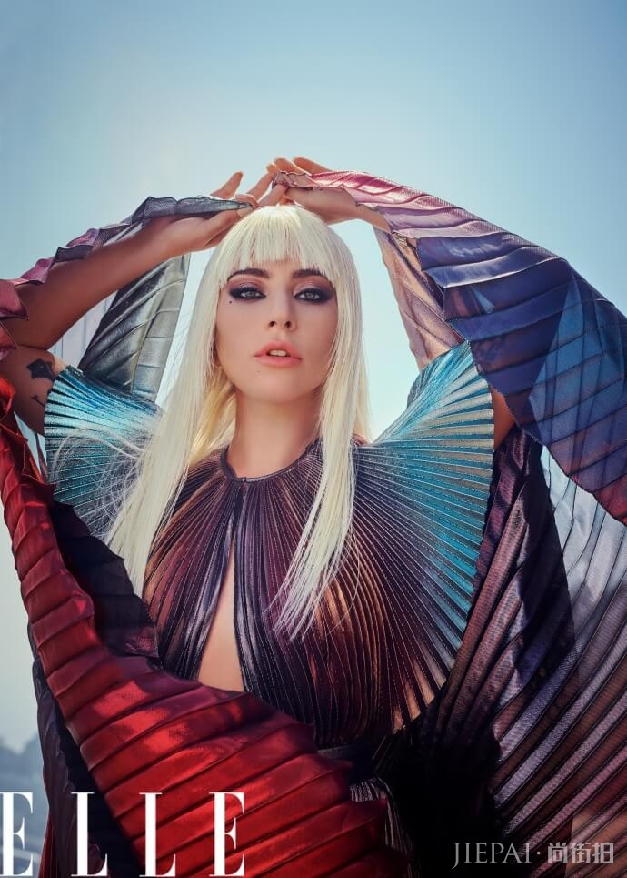 Lady Gaga登上《ELLE》杂志11月号封面